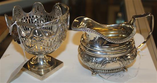 An Edwardian pierced silver sugar basket & a cream jug,11.5 oz.